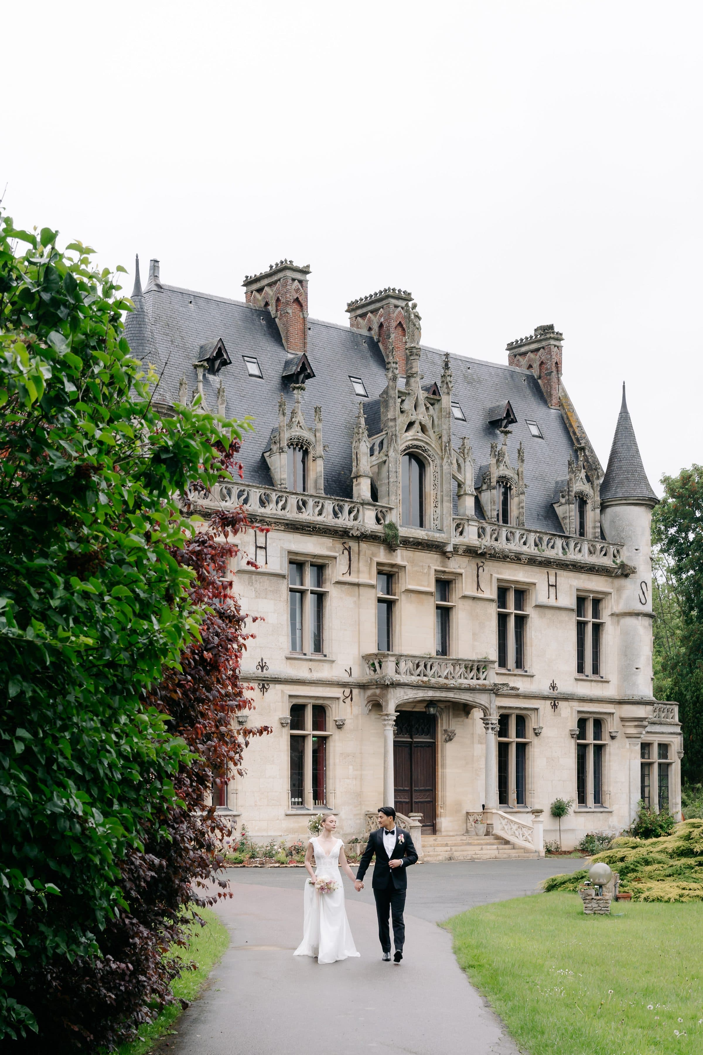 Le château vu depuis le parc, au bout de la pelouse
