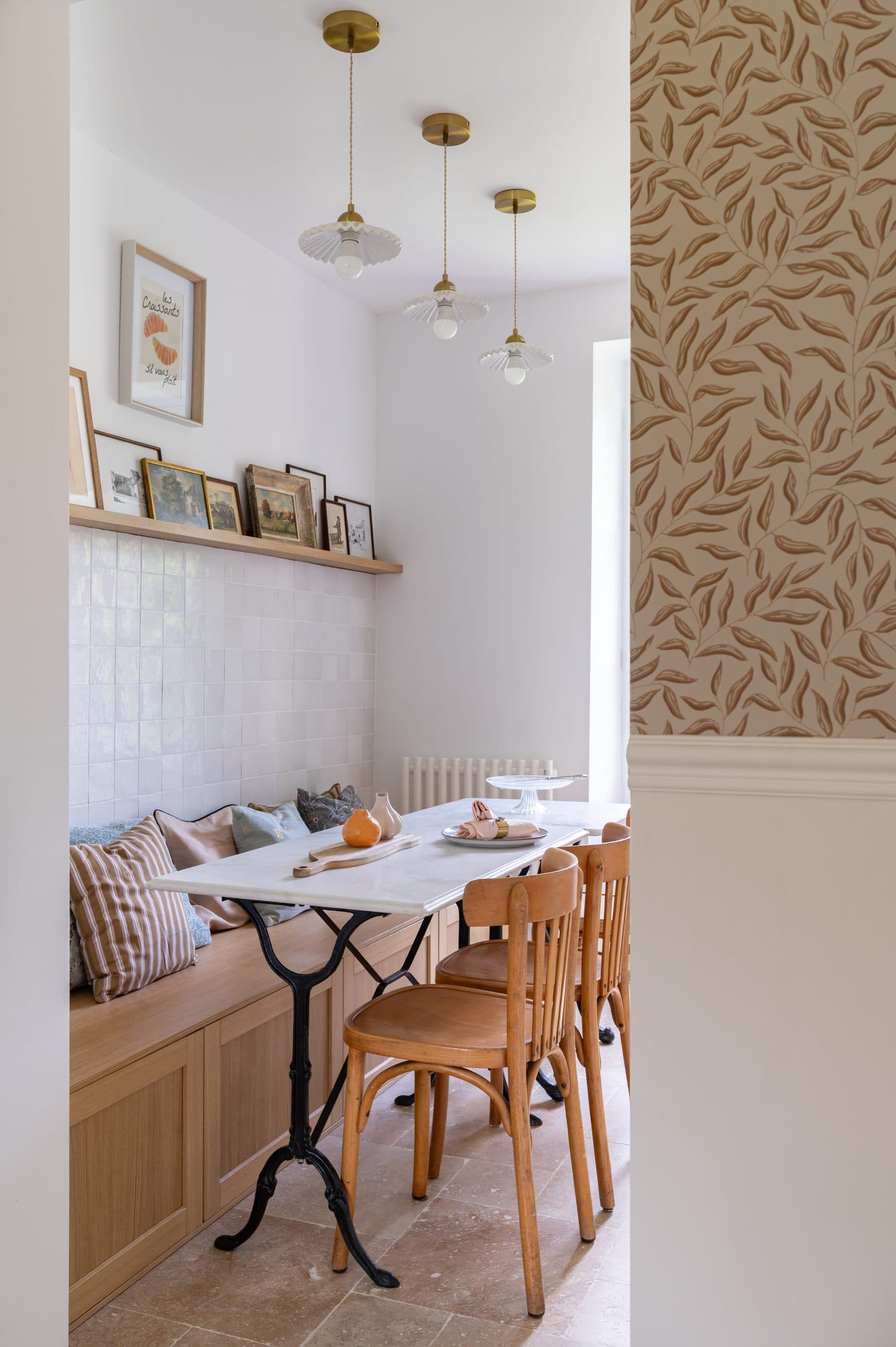 Coin repas dressé, couverts et verres sur nappe blanche
