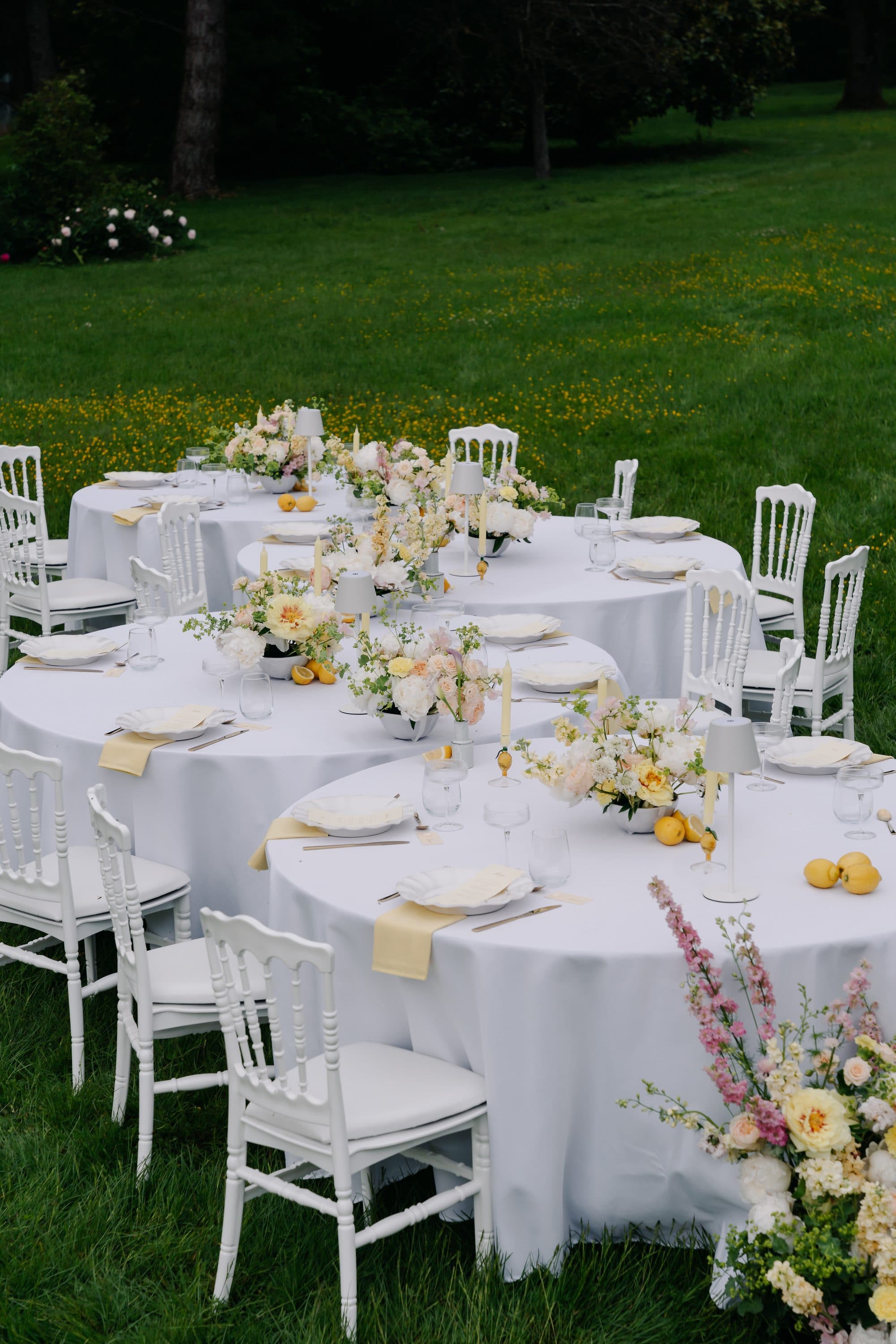 Tables rondes dressées en nappe blanche sous le Pavillon du Parc