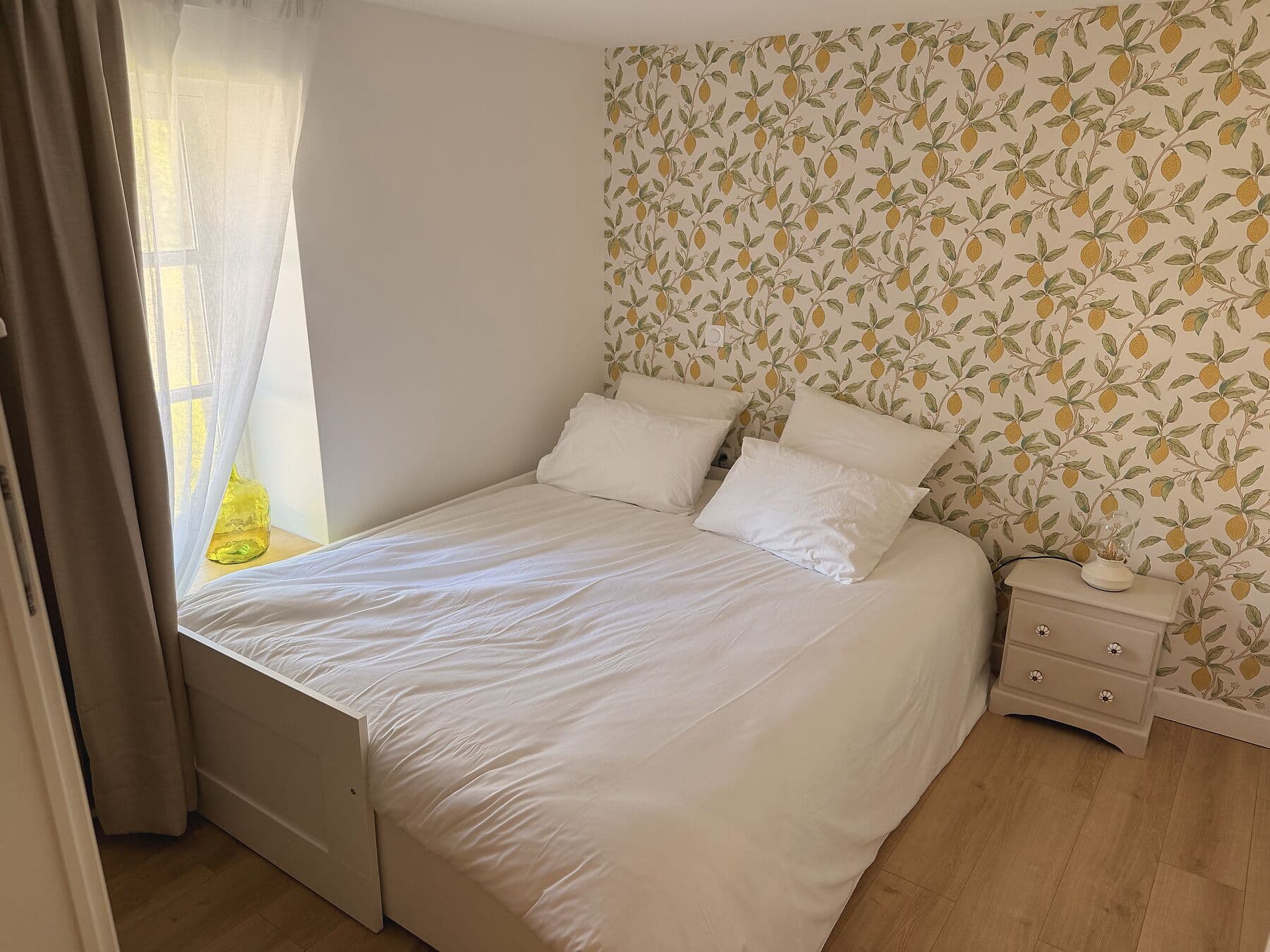 Chambre double lumineuse du château, linge blanc et fenêtre sur le parc