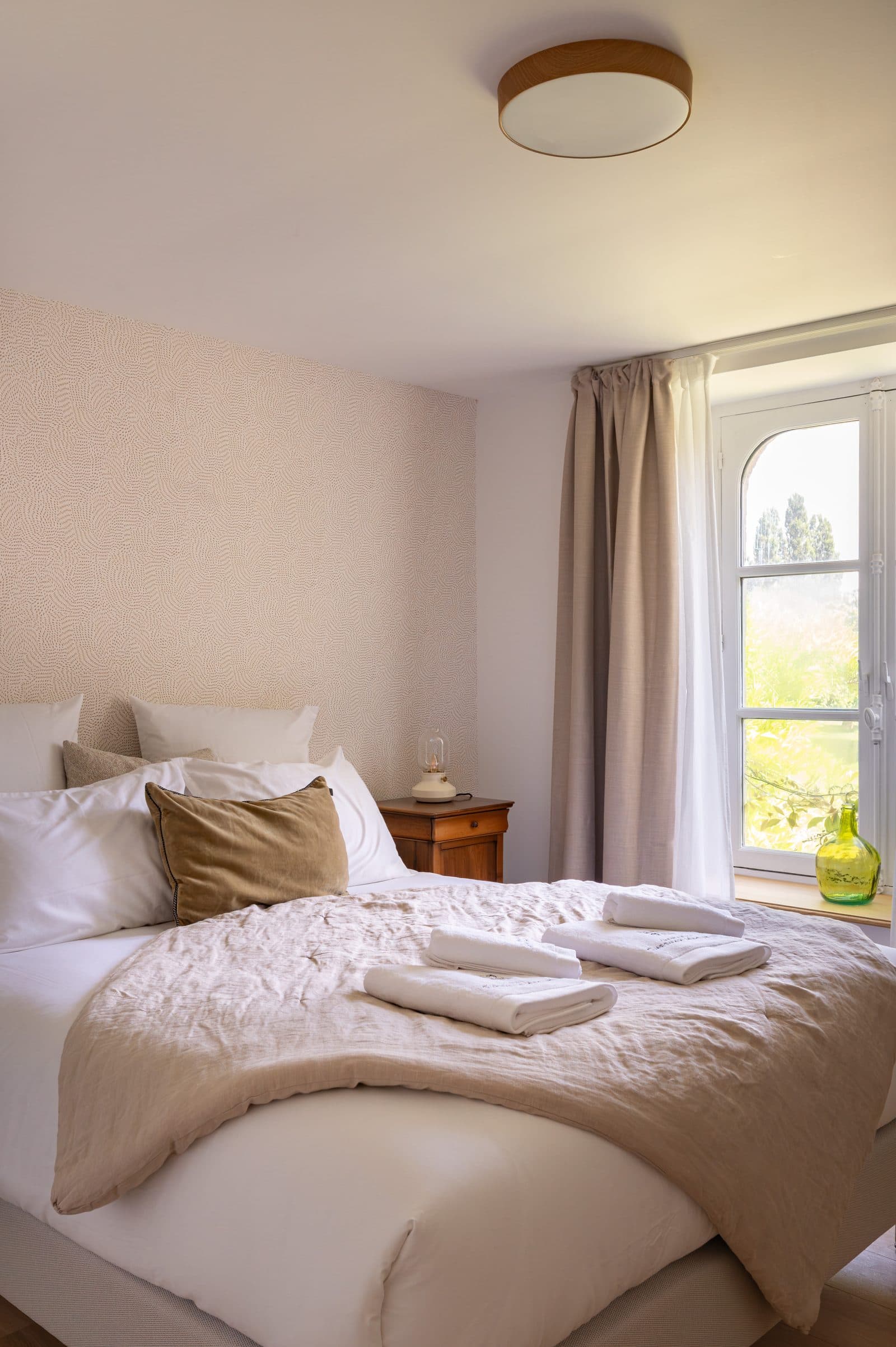 Chambre du domaine au linge blanc, fenêtre ouverte sur le parc