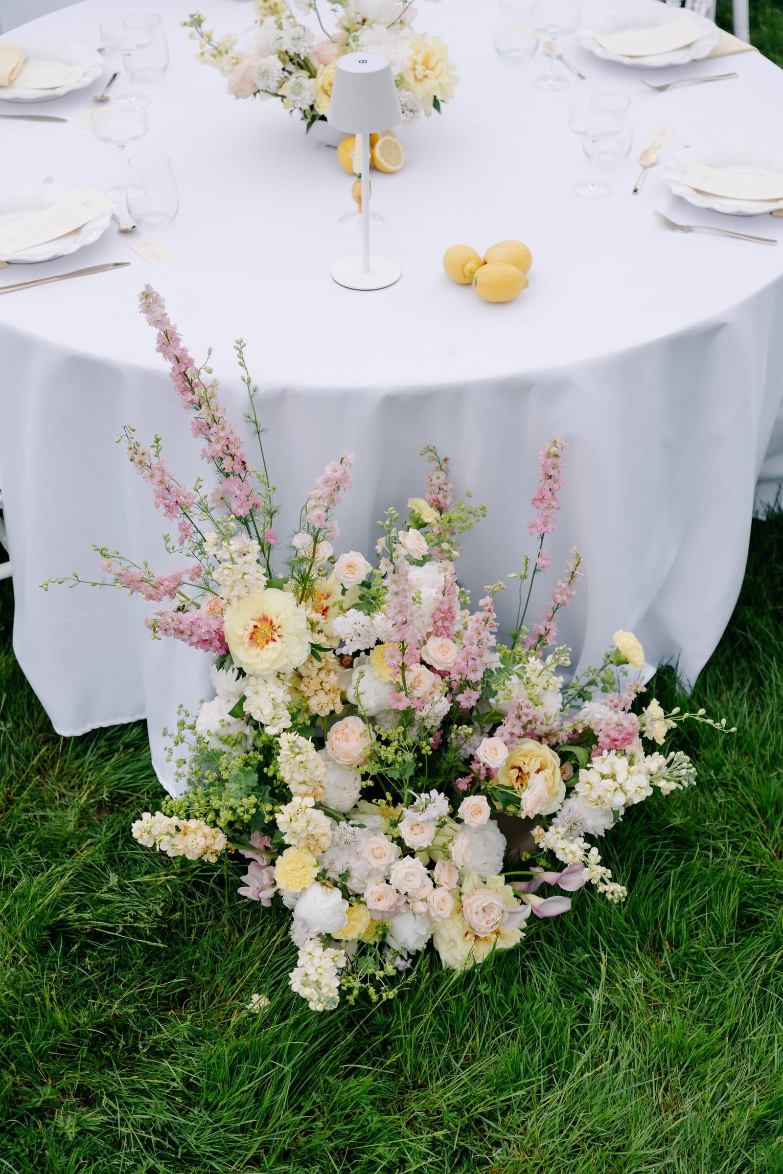 Composition florale posée sur une table dressée du domaine