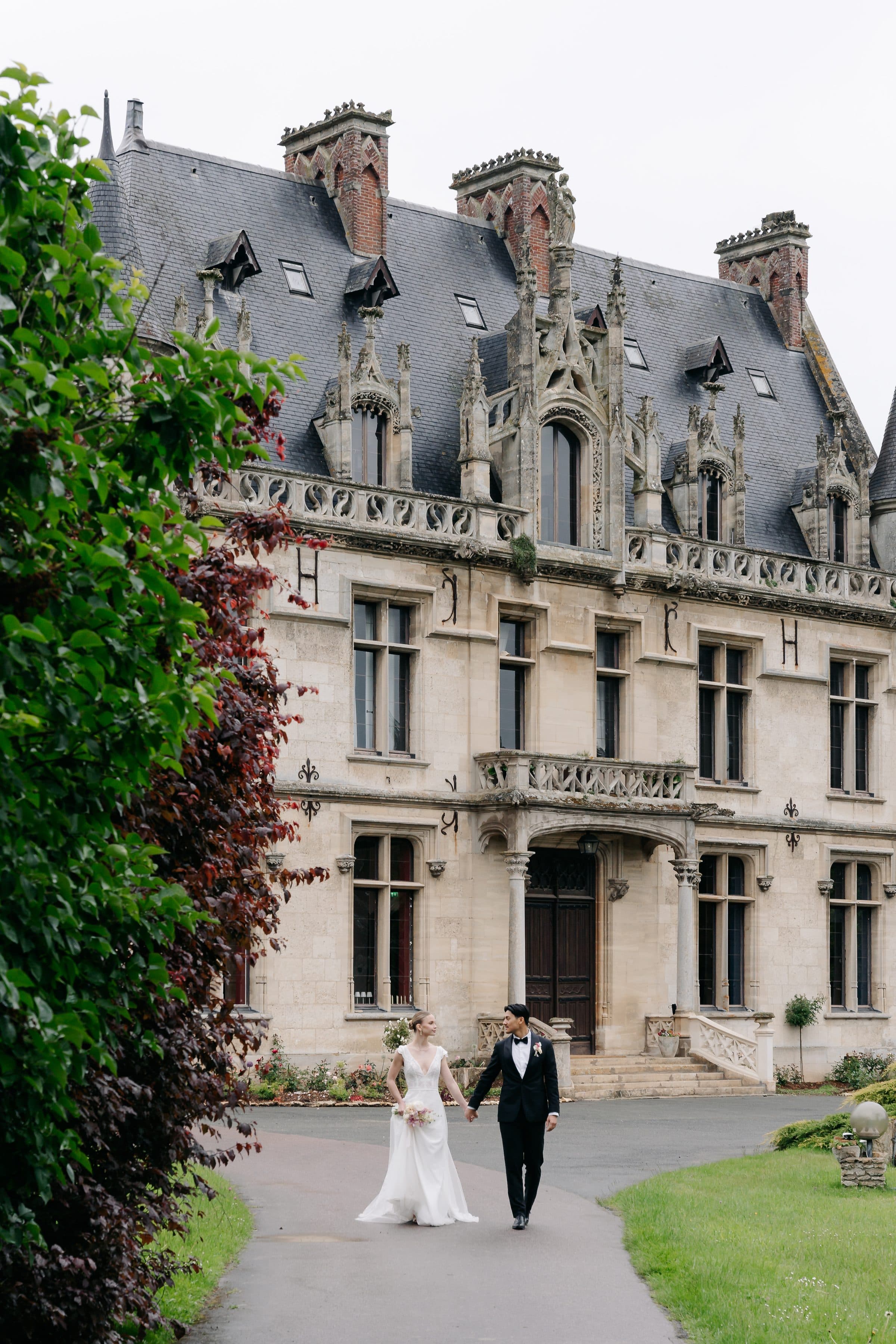 Les mariés dans le parc, le château en arrière-plan