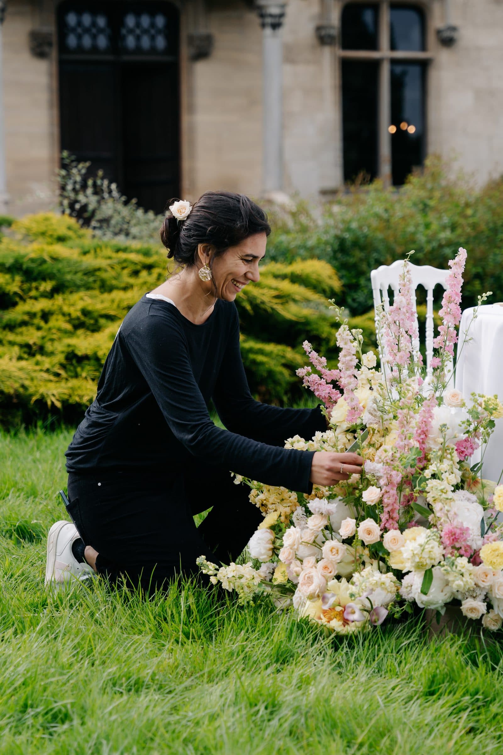 Fleuriste composant un bouquet dans le parc