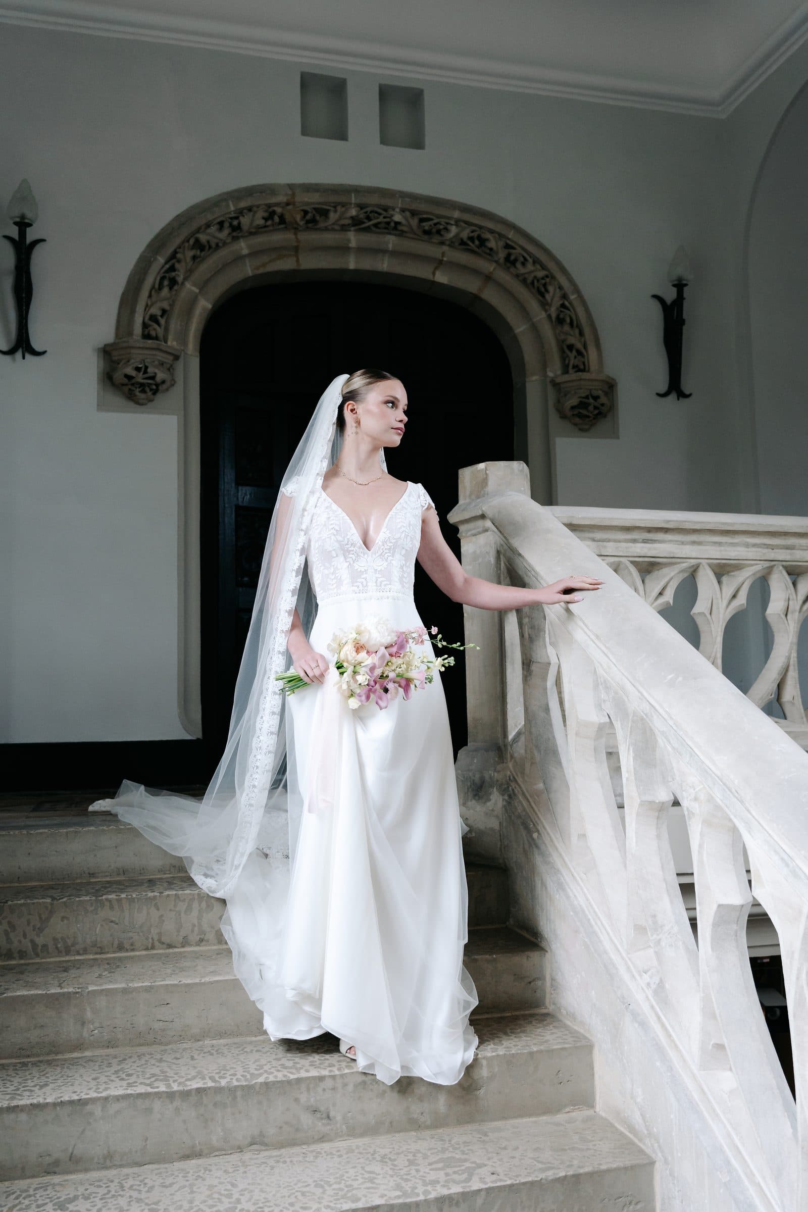 La mariée descendant le grand escalier de pierre