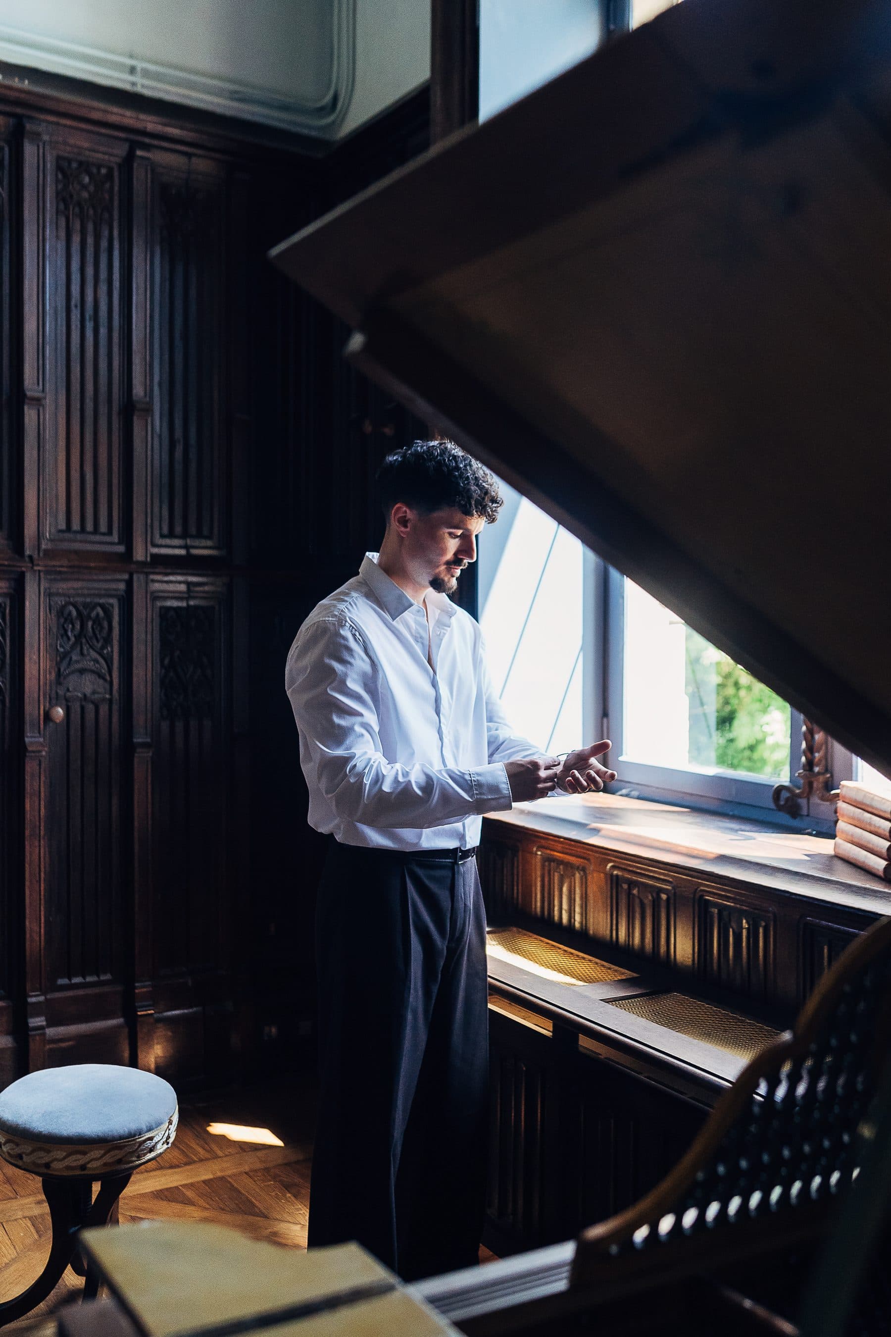 Un invité au piano, dans un salon du château