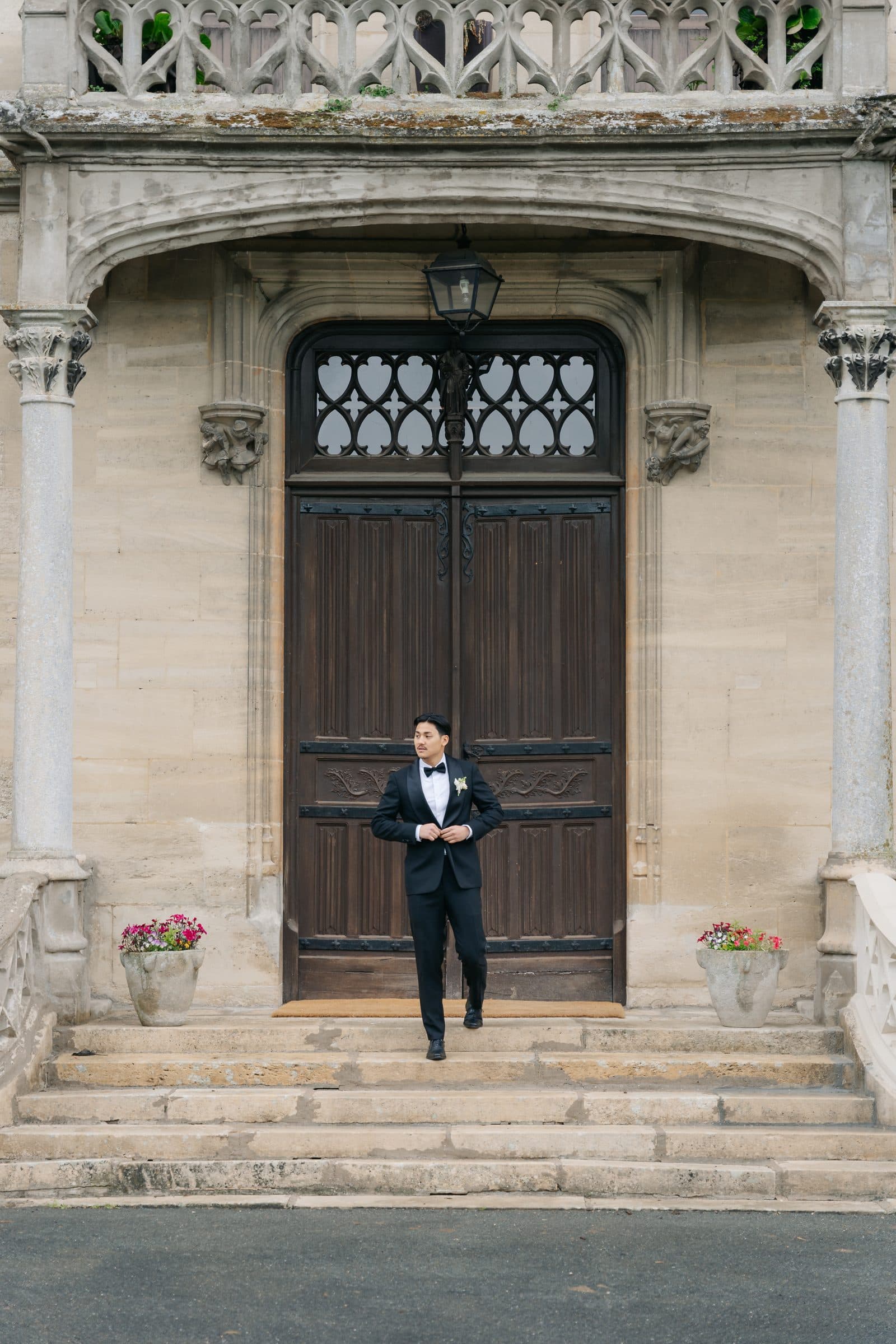La grande porte néogothique du château