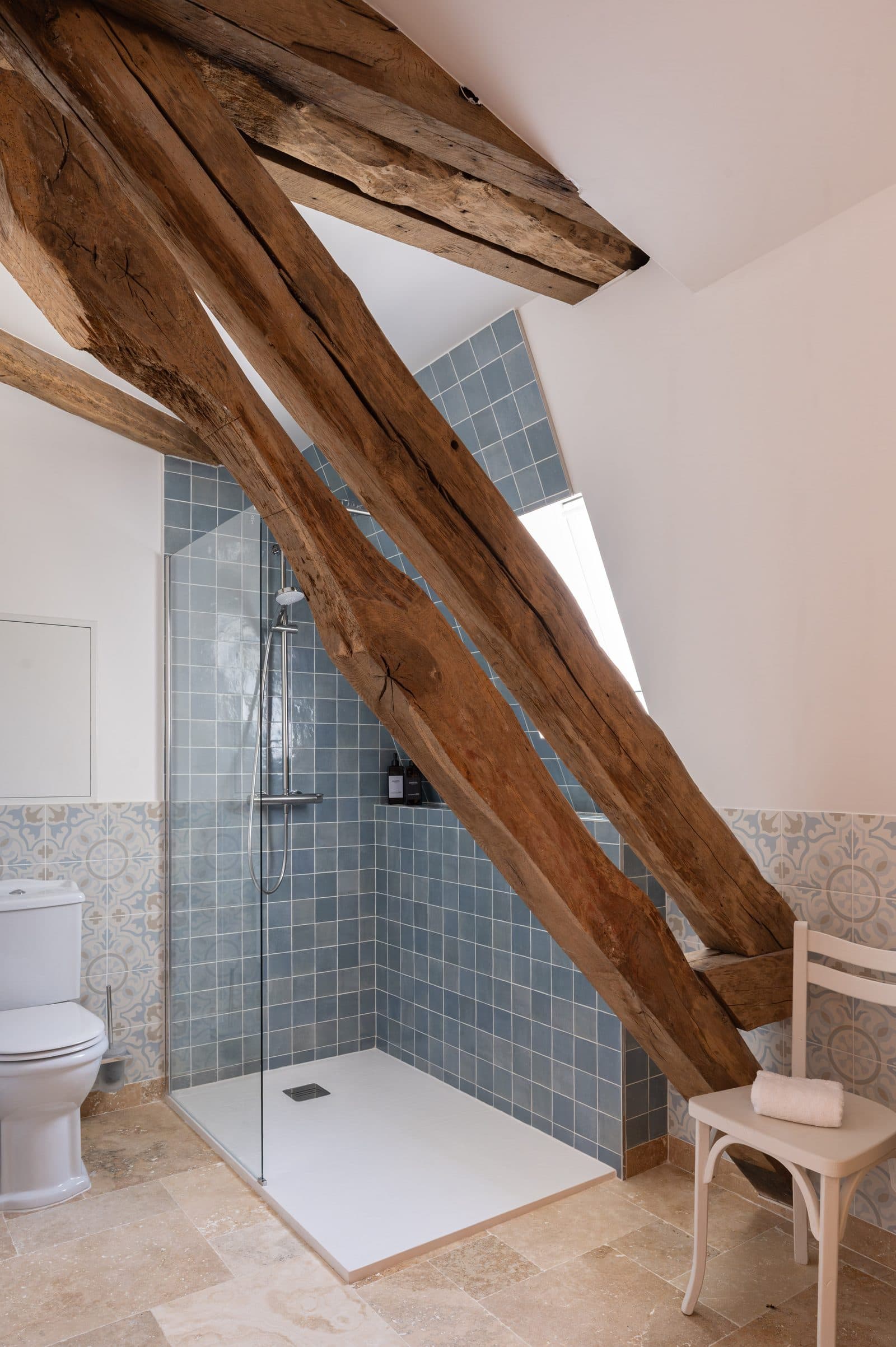 Salle de bain moderne sous charpente apparente