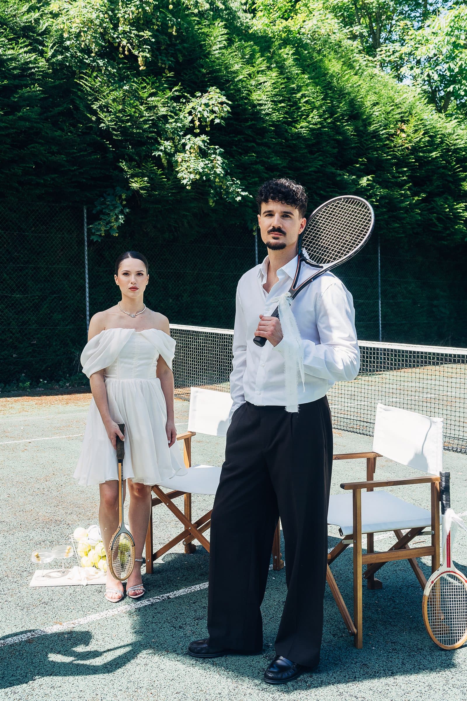 Couple sur le court de tennis du domaine