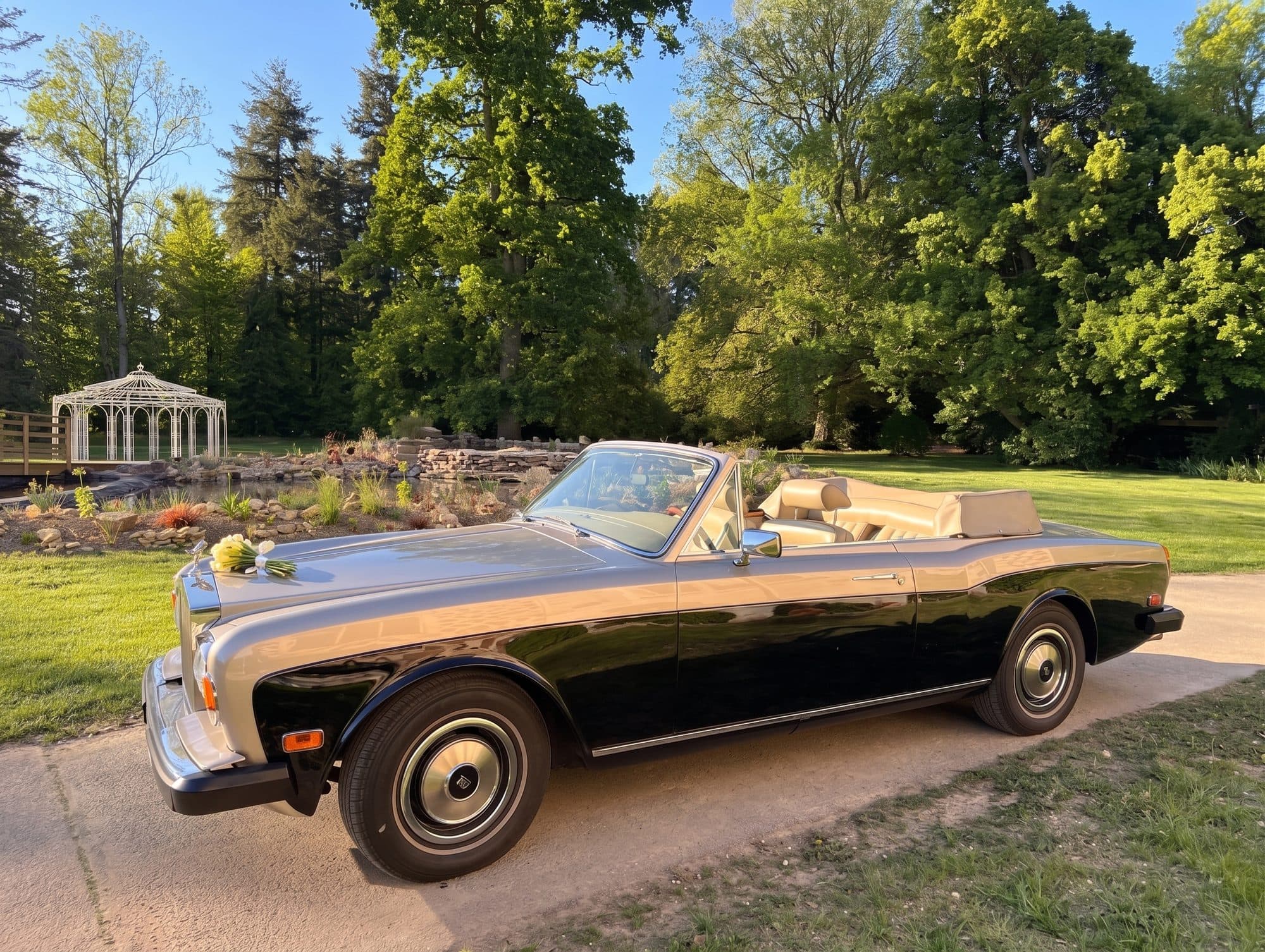 Voiture de collection décorée, devant le kiosque du parc