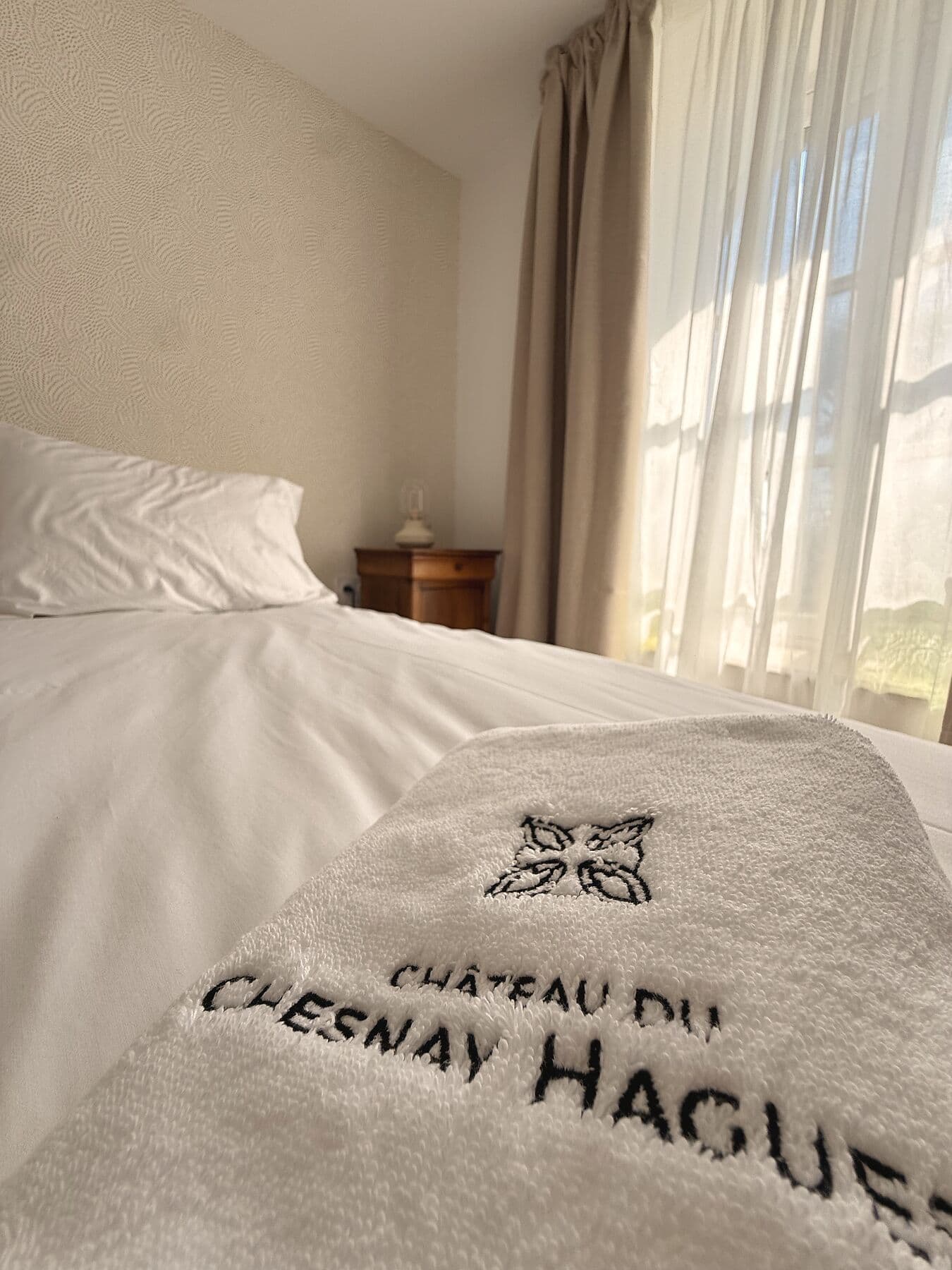 Linge de lit brodé au nom du domaine