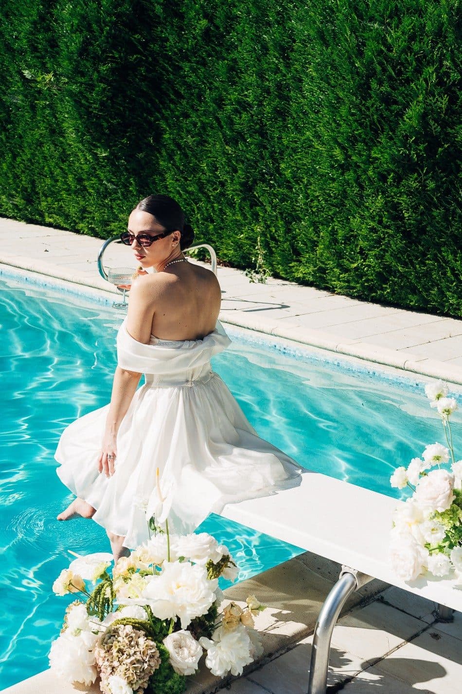 Mariée au bord de la piscine du domaine, le lendemain du mariage