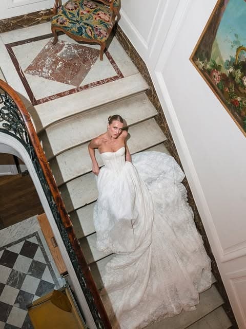 Image de film de mariage signée Angelo Moreira, la mariée sur un grand escalier
