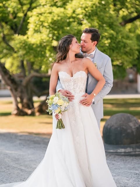 Photographie de mariage signée Anne, les mariés s'embrassant dans un parc