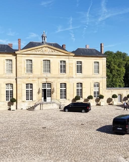 Flotte de berlines B.LIFTED alignées devant un château