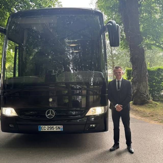 Autocar de Claire Transport et son chauffeur devant un château