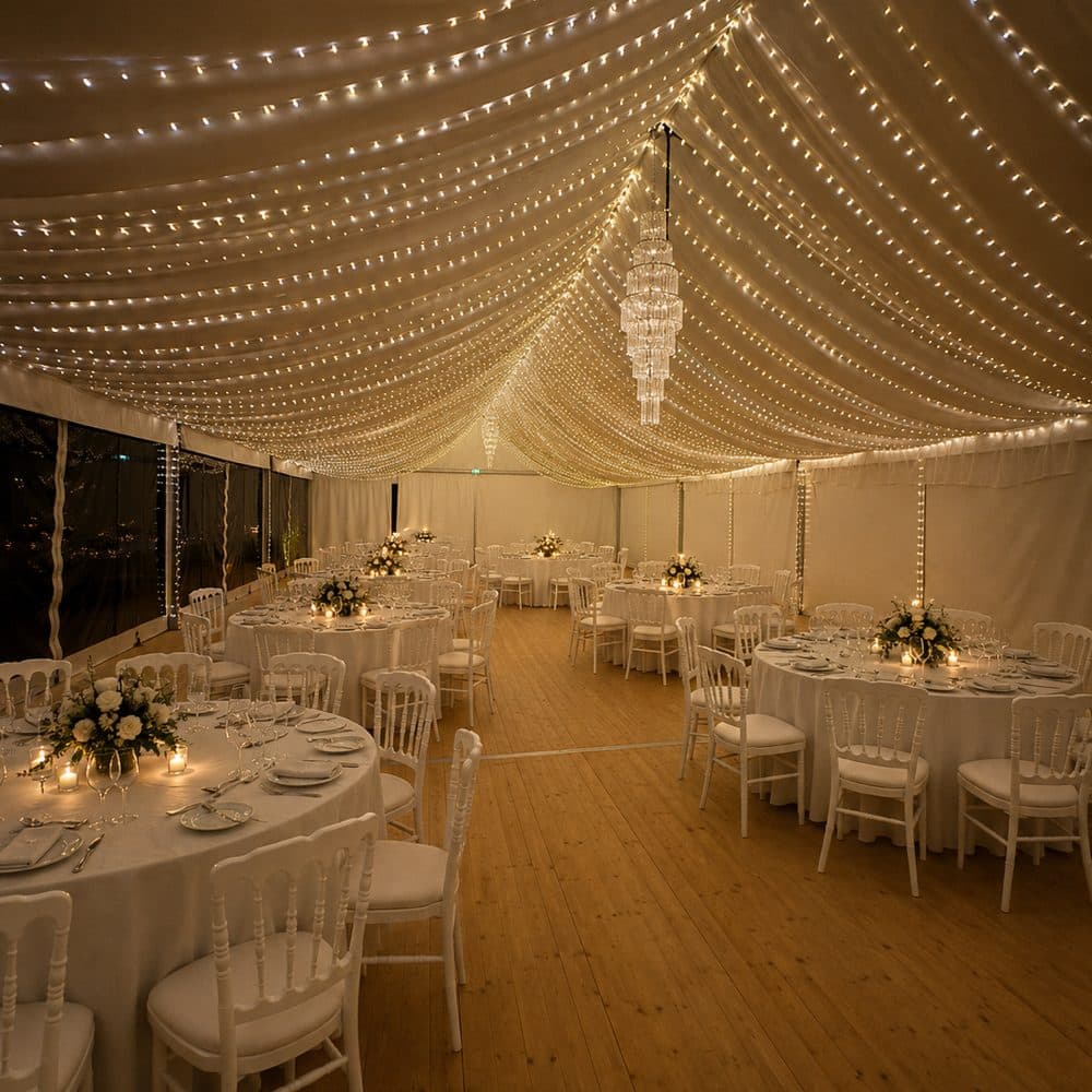 Le Pavillon du Parc mis en lumière, guirlandes et lustre au-dessus des tables dressées