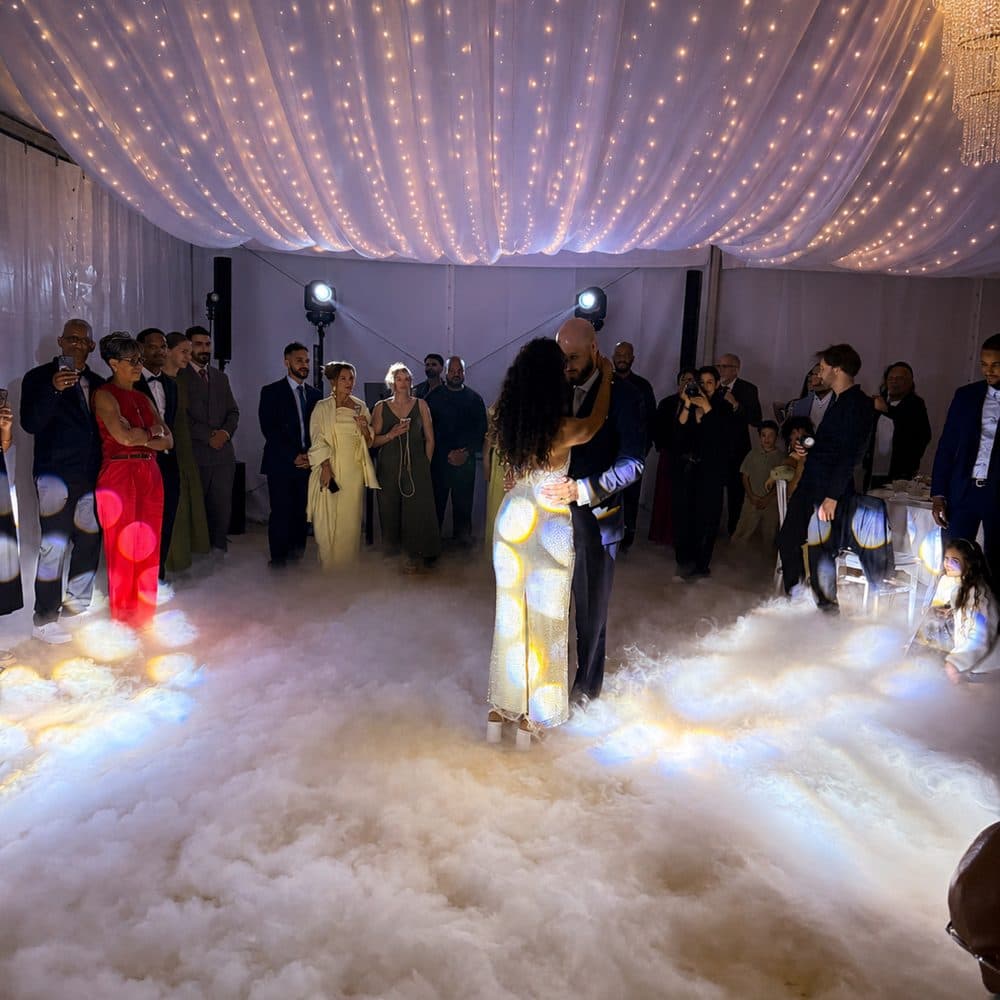 Première danse des mariés dans un nuage de fumée basse