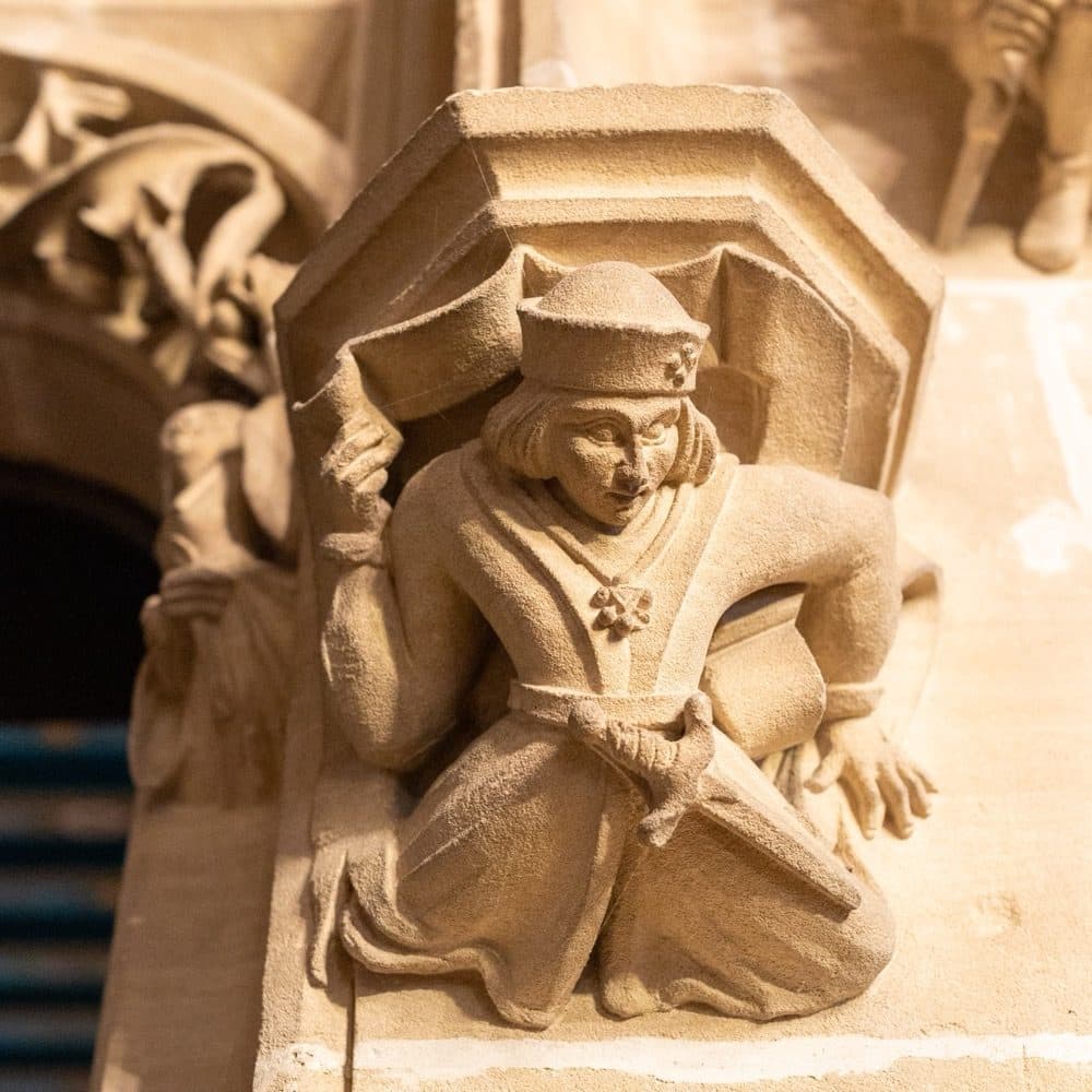 Sculpture de pierre représentant un personnage